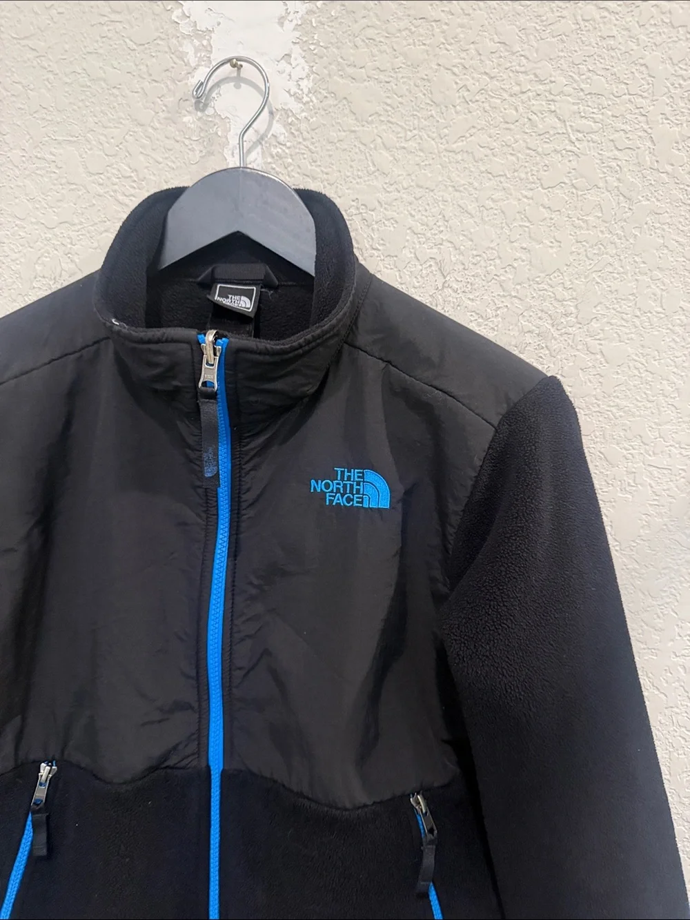 The North Face Black Fleece Jacket with Bright Blue Zipper and Logo L 14/16 - Picture 2 of 10